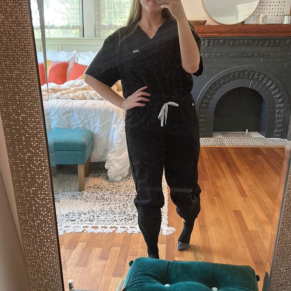 Figs 2pc Pocketed Scrub Top & Jogger Bottom Scrubs Black